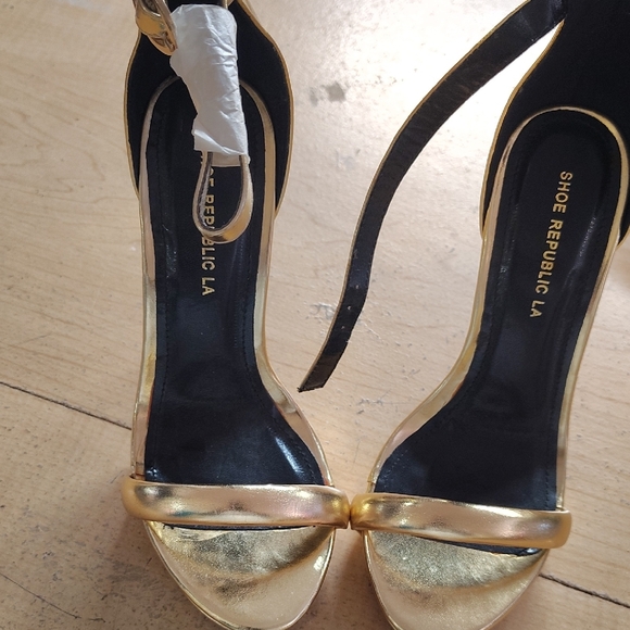 Shoe Republic LA Metallic Gold Heels - Picture 2 of 3